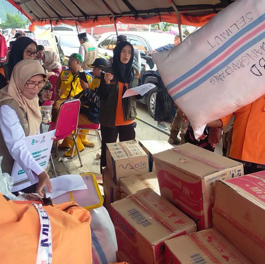 Suasana penyerahan bantuan